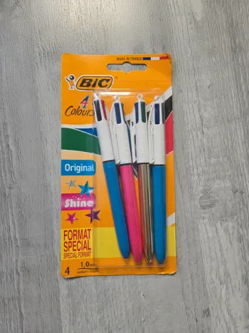 Lot de 4 stylos quatre couleurs bic