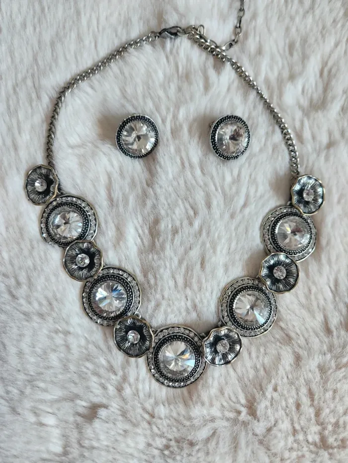 Parure collier + boucles d’oreilles – Style vintage argenté & strass
