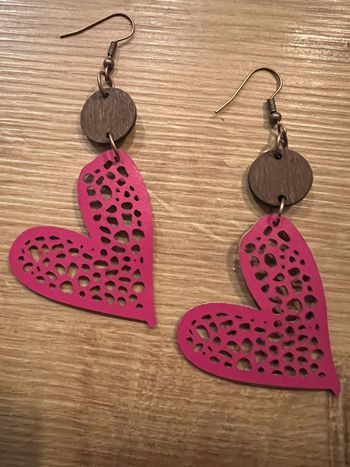 Boucles d’oreilles coeurs fushias faux cuir