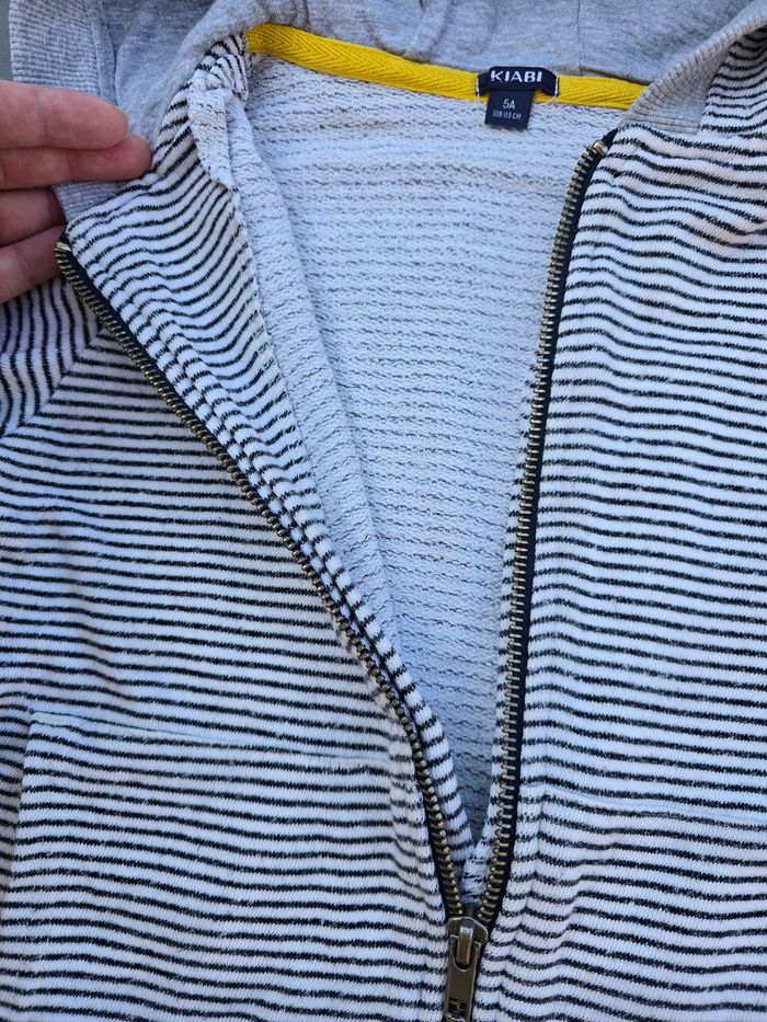 Pull sweat gilet zippé à capuche 5 ans garcon kiabi en tres bon etat - photo numéro 3