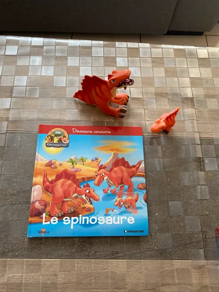 Livre le spinosaure et 2 figurines altaya le monde des dinosaures