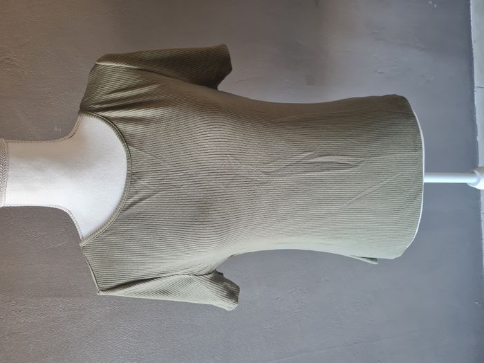 T-shirt côtelé kaki dentelle dans le dos - photo numéro 2