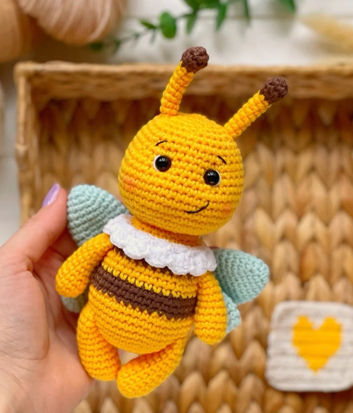 🎁🐝 Coffret naissance abeille (peluche + hochet) fait main au crochet - photo numéro 3