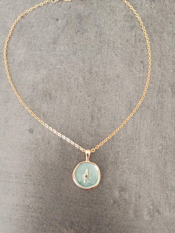 Collier motif éclair fond nacré bleu/gris