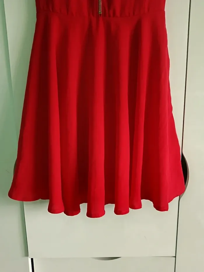 Robe rouge élégante avec dentelle et fermeture éclaire Taille S - photo numéro 5