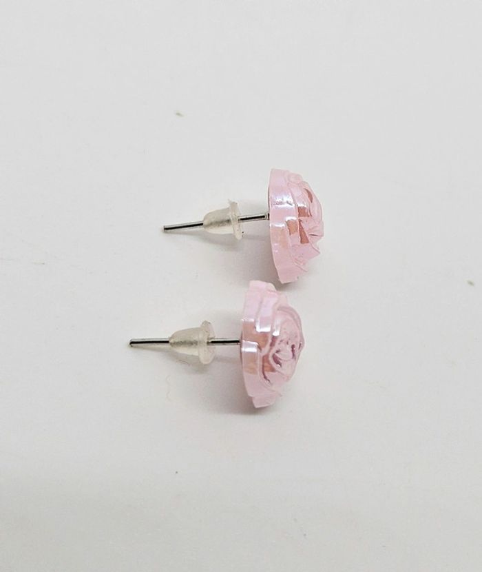 Paire de boucles d'oreilles.
Neuve.
Fleur rose claire - photo numéro 2