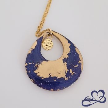 Pendentif bleu et doré avec une pièce dorée