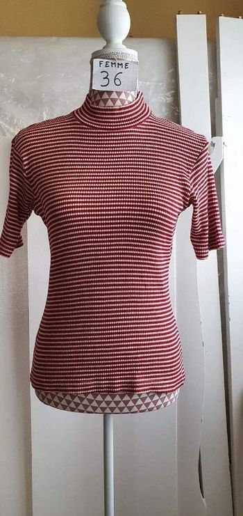Sous pull, rouge à rayures blanches, en très très bon état, en acrylique, longueur 56cm,marque Ainsi