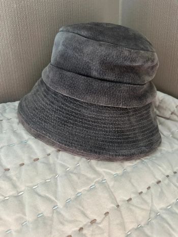 Magnifique chapeau en cuir longchamp t55