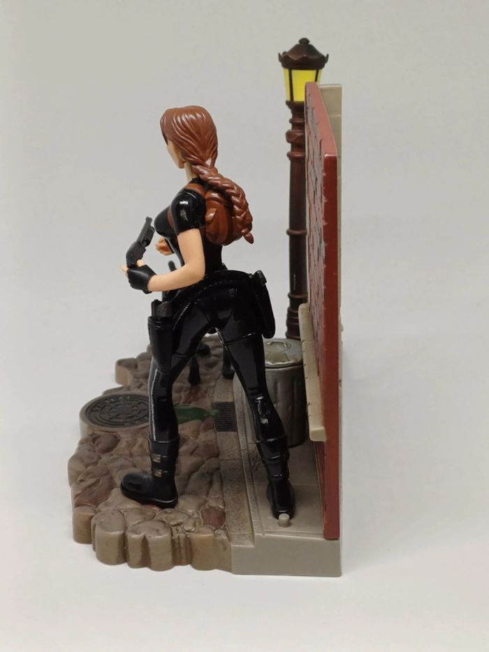 Rare Figurine Tomb Raider Lara Croft + Doberman + Diorama Moto Playmates 1999 - photo numéro 5