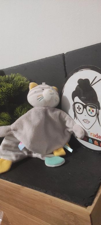 Chat Sucre d'orge doudou Doumou plat gris jaune rayé rayure cape Blanc Vert