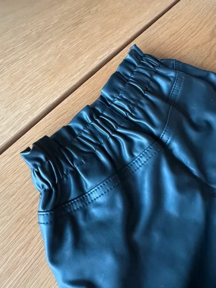 Short en similicuir noir avec fronssage - Taille 3/4 Ans - photo numéro 8