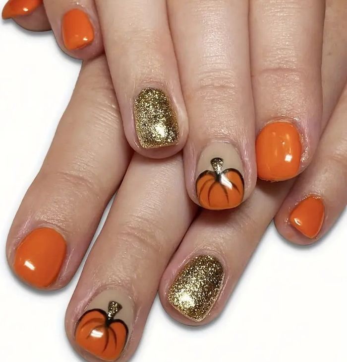🕷️ Faux ongles Halloween “Citrouilles & Araignée Dorée” – 24 pièces pour un look ensorcelant 🎃