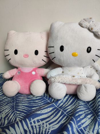 Deux peluches Hello Kitty