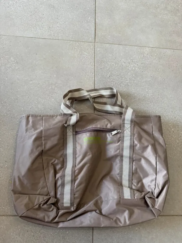 Sac à main gris Bensimons, il y a des marques d'usures et des petits trous dans les coins, 37x27cm