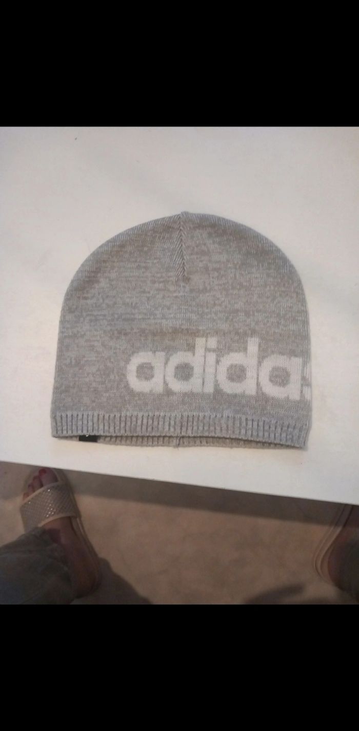 Bonnet Adidas Gris Neuf (Sans Étiquettes) - Style Sportif Décontracté