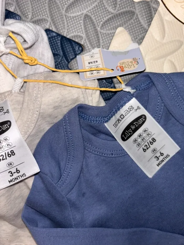 Lit de 4 bodys 3-6 mois gris/blanc/bleu - photo numéro 2