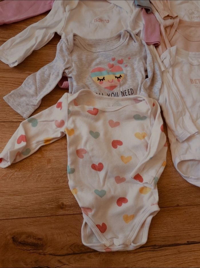 Lot 9 bodies en 6 et 9 mois - photo numéro 2