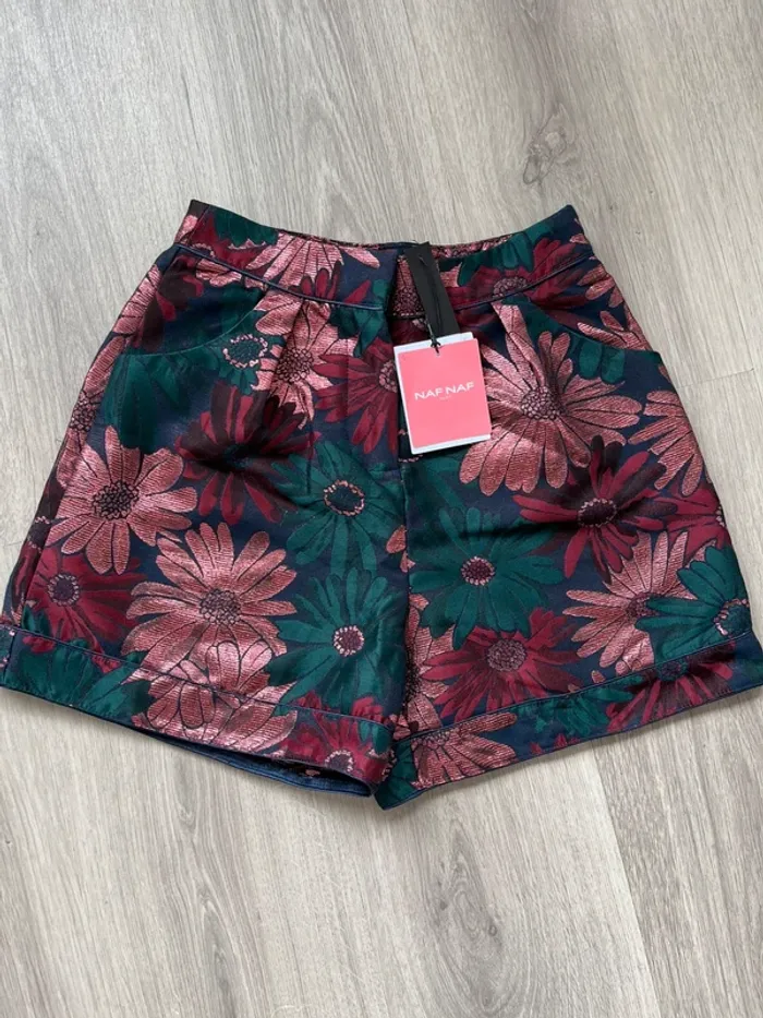 Short nafnaf fleurs taille 34 neuf