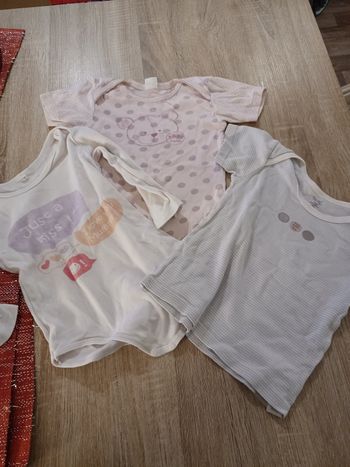 Lot 2 bodies et 1 haut  tex 3 ans