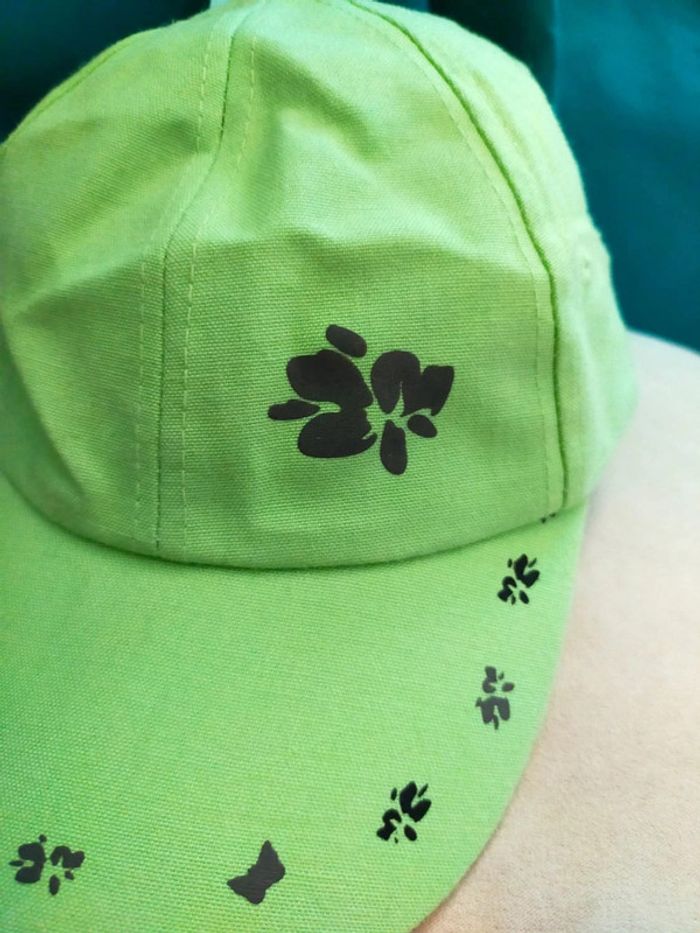 Casquette verte neuve – Motifs pattes & papillons – Taille 54 cm - photo numéro 2