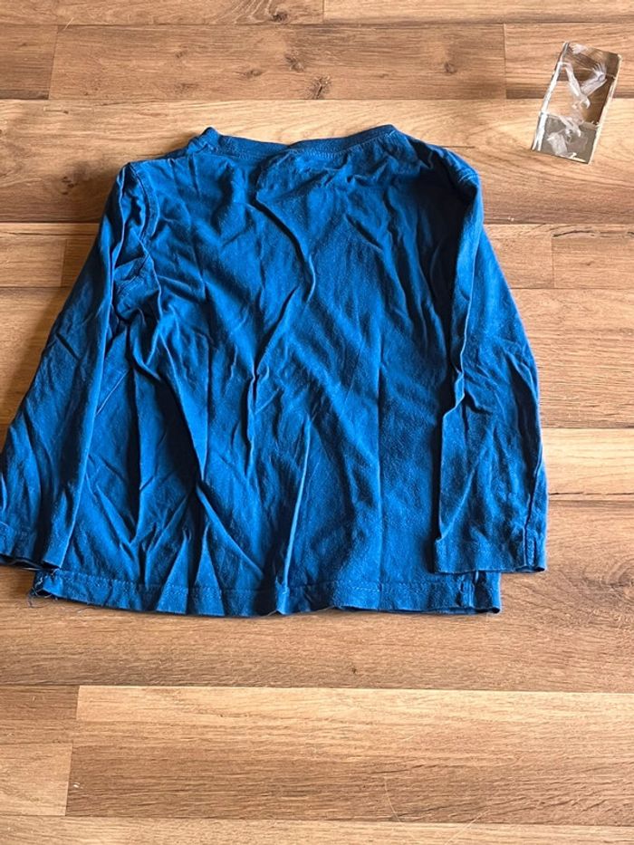 Je vend un haut manches longues garçon enfant 6 ans bon état - photo numéro 2