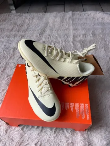 Crampons Nike vapor 15
