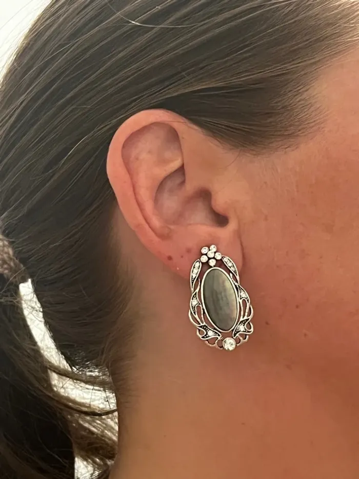 Boucle à clip métal argenté strass et nacre. - photo numéro 3