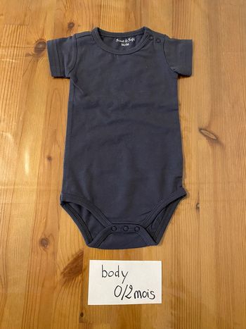 Body manches courtes bleu marine, 0/2 mois, neuf
