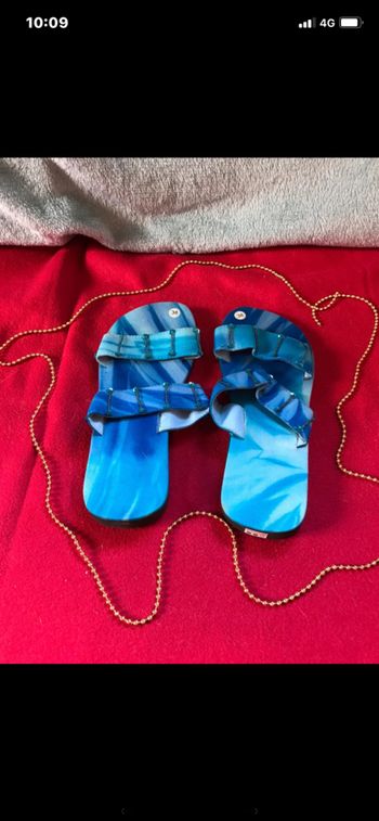 Sandales bleues de plage p 38