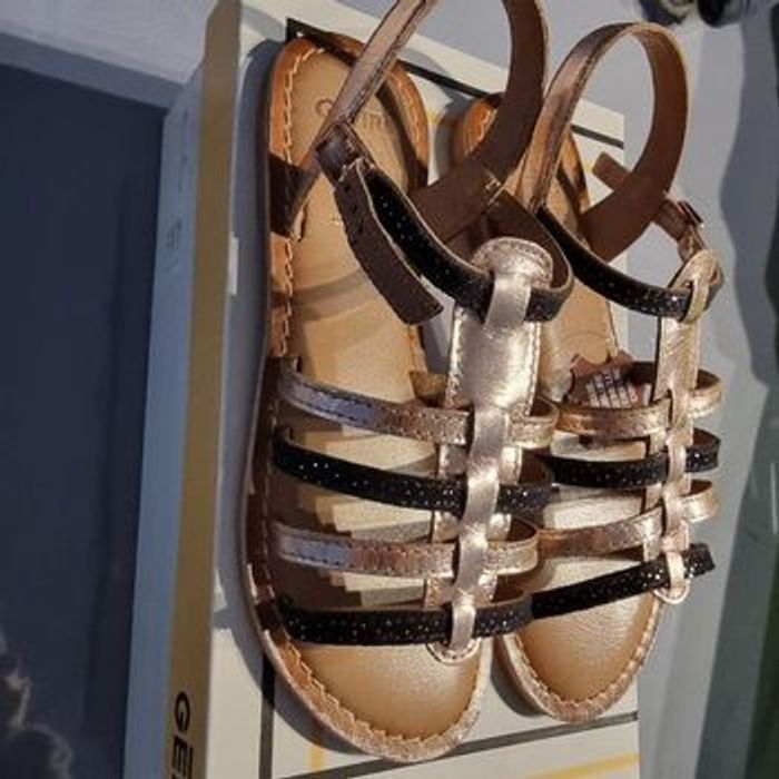 NEUVES (NON PORTÉES)🏷😍🤩🩷SUPERBES sandales pointure 33 Fille ⚘️⚘️(ferme) - photo numéro 3