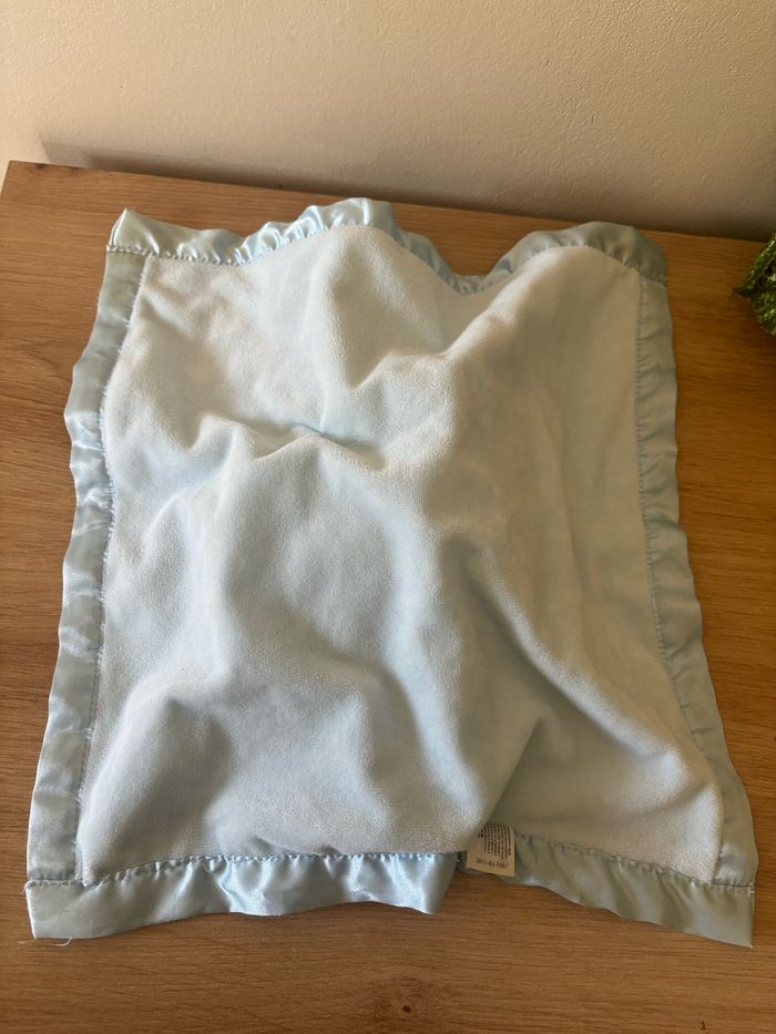 Doudou plat Winnie bleu bord satin snuggle Time Disney store - photo numéro 3