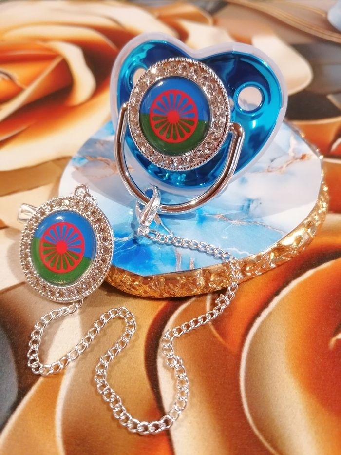 Tétine bleu drapeau gitan - photo numéro 2