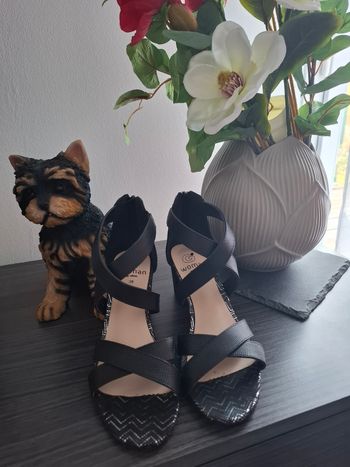 Sandale a talons