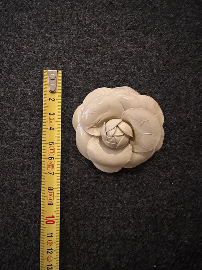 Broche vintage vinyle beige fleur - photo numéro 5