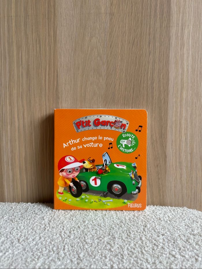 Livre Arthur change le pneu de sa voiture