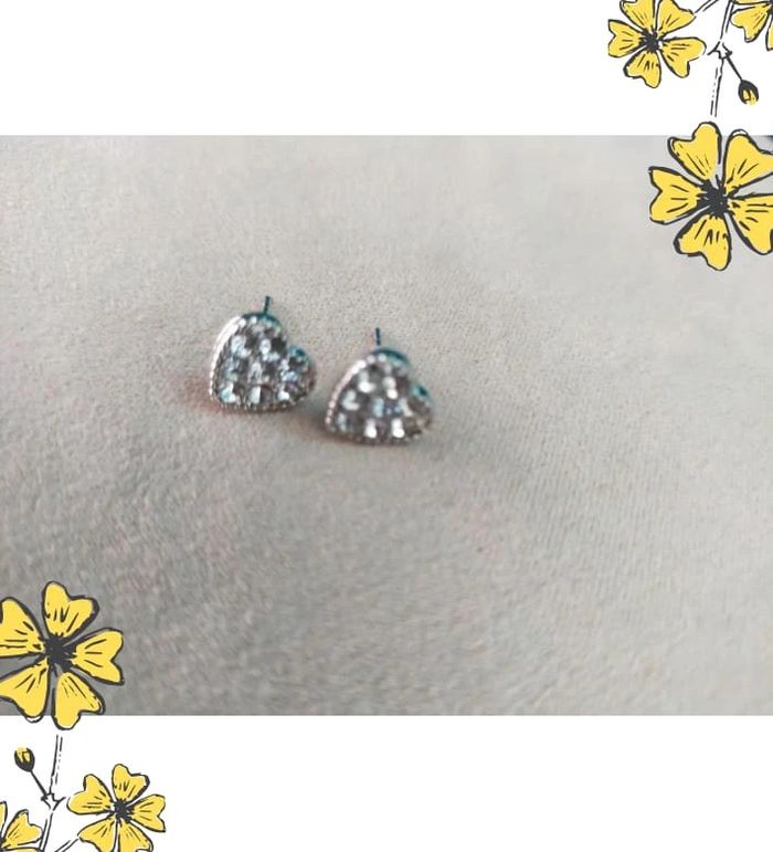 Clous d’oreilles coeur strass argenté – Brillants et discrets – Idée cadeau - photo numéro 4