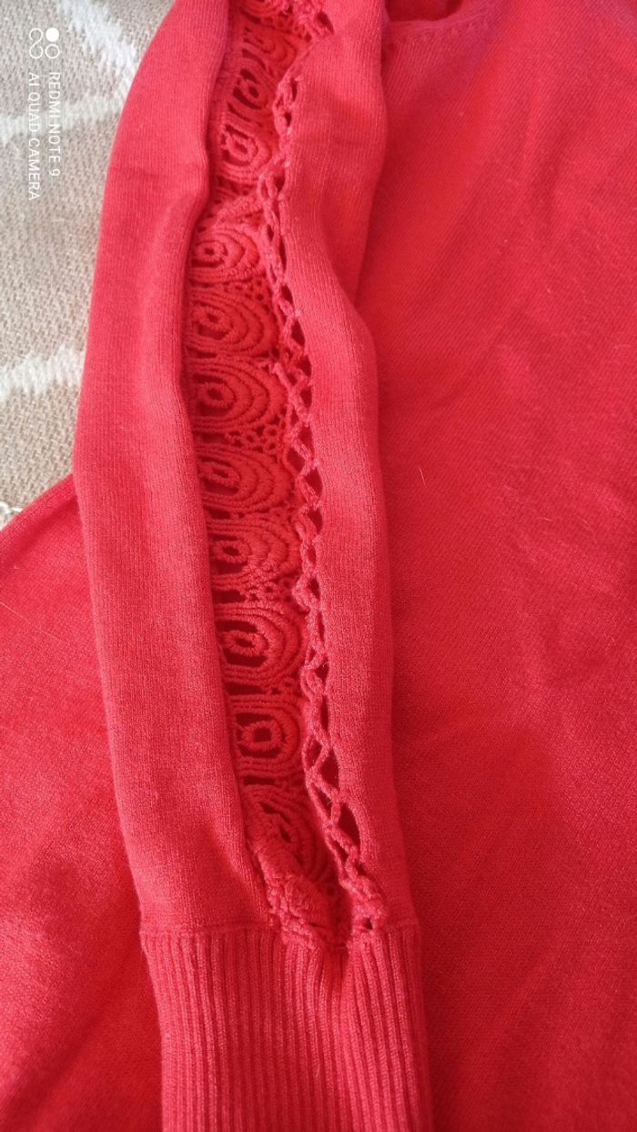 Pull léger H&M coloris corail avec dentelle en macramé aux manches Taille S - photo numéro 2