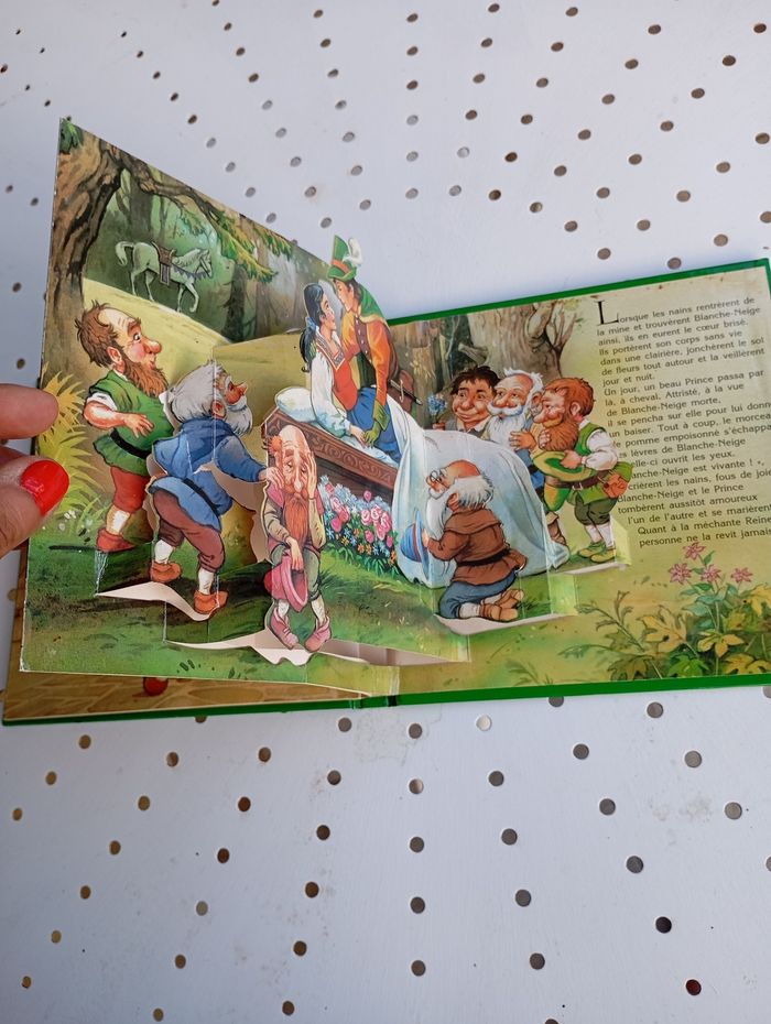 Livre animé Blanche neige en relief - photo numéro 8