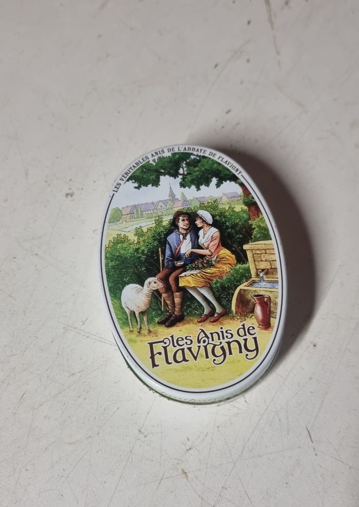 boite publicitaire ovale les Anis de Flavigny