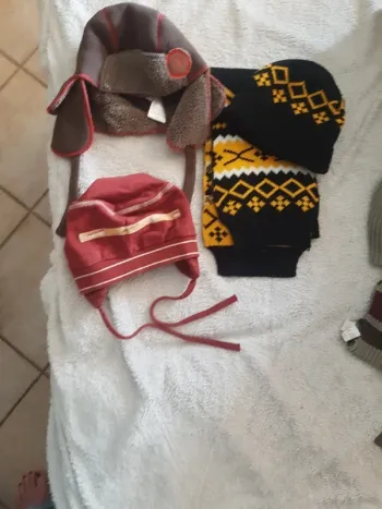Lot bonnets écharpe 2/4ans T53 disney et autres