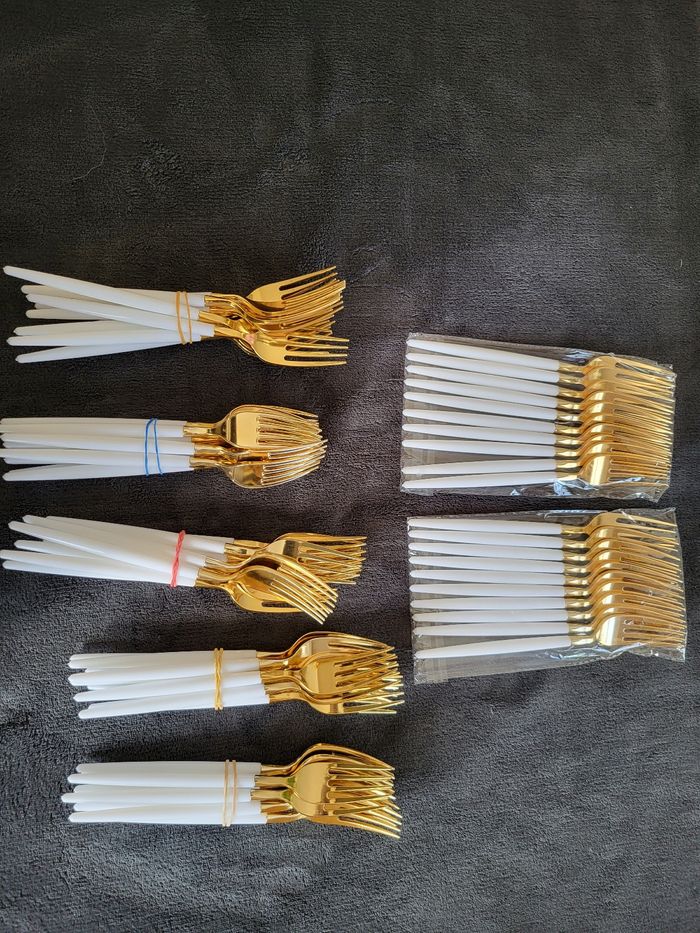 70 fourchettes en plastique rigide blanc et doré