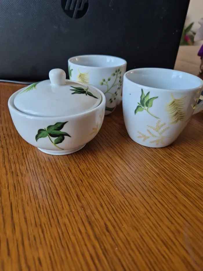 lot 2 tasses et sucrier