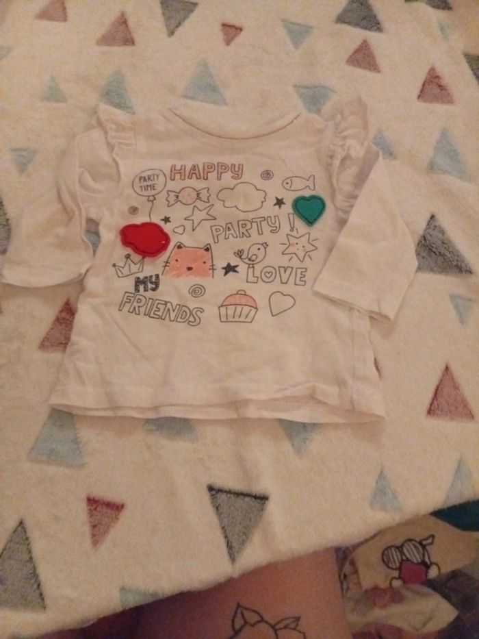 T-shirt avec pleins de dessins