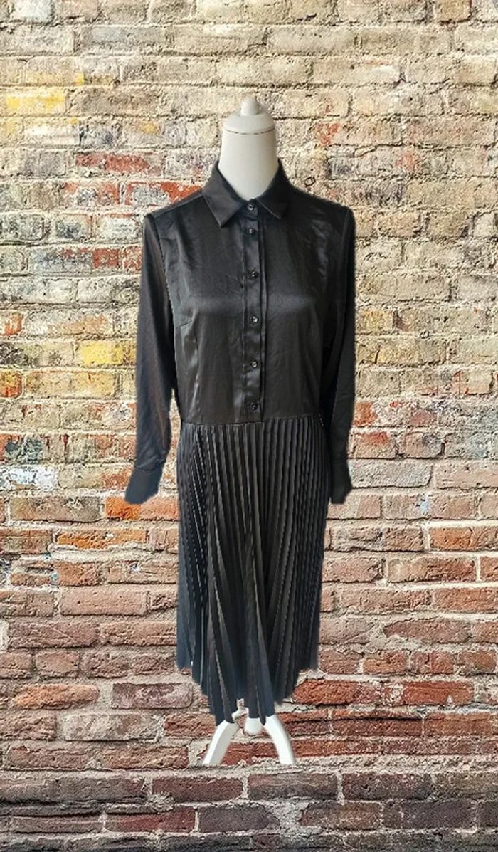 Robe longue plissée satinee noire avec col chemise, exetera, taille 44 - photo numéro 2