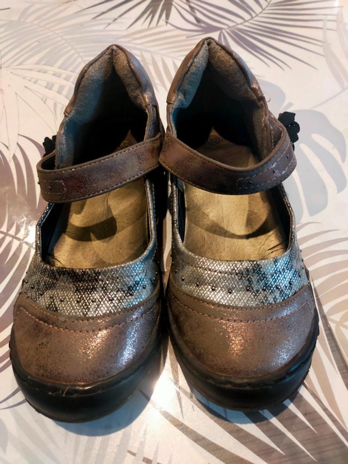 Ballerines en cuir fille T 32 lanières a velcro.