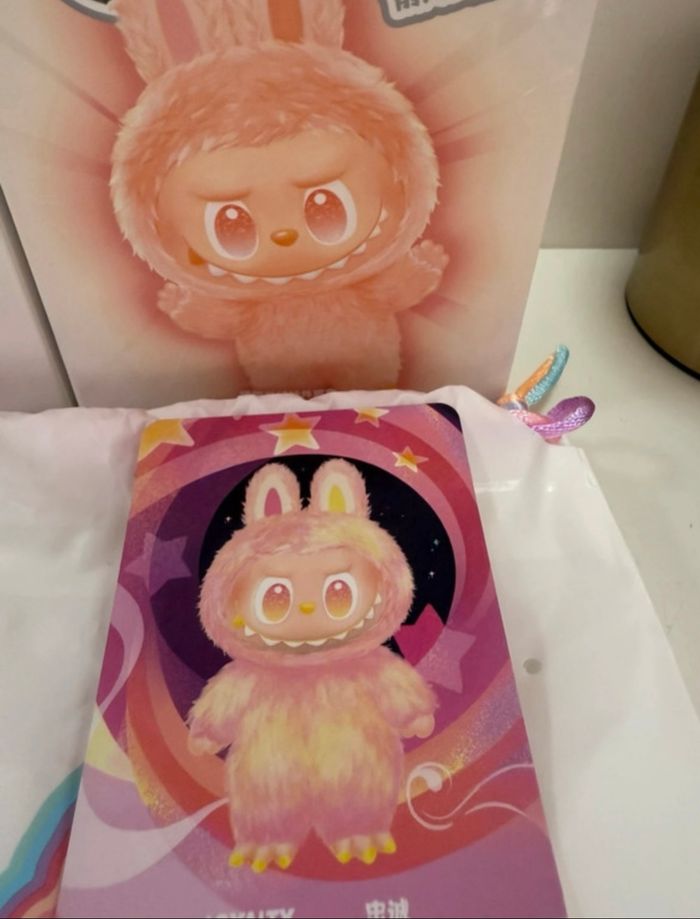 Big into Energy labubu jaune et rose - photo numéro 3