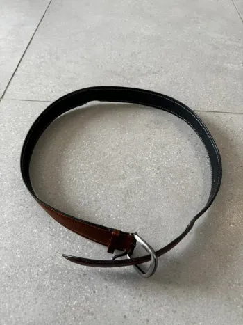 Ceinture marron, bon état mais il y a des petits plis, taille 105cm