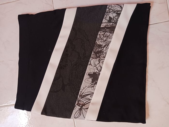 Jupe droite noire blanche et grise M doublée Desigual