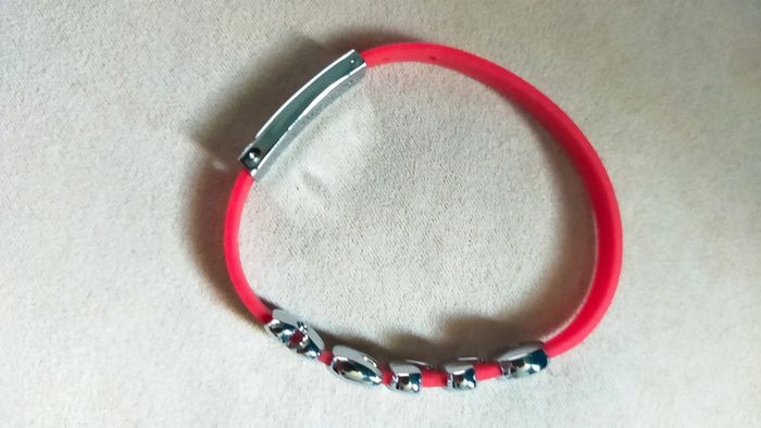 Bracelet "HELLO" en silicone rouge – fantaisie pop - photo numéro 3